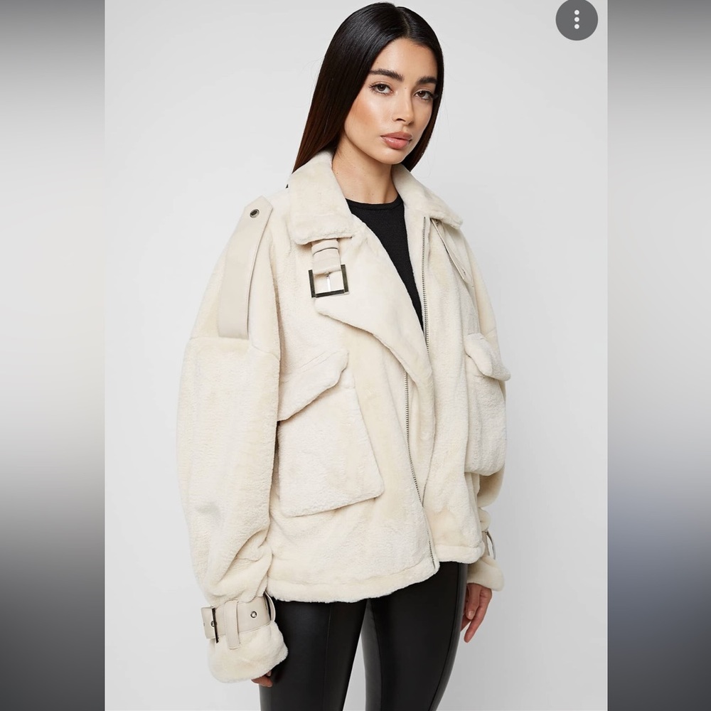 Oversized Plush Biker Jacket
Manière De Voir